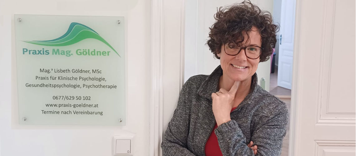 Mag.a Lisbeth Göldner vor der Praxistafel